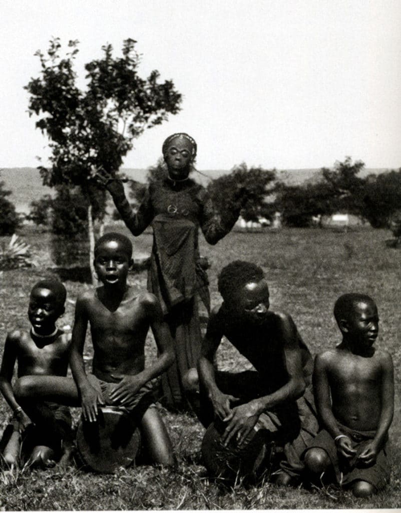 Masque Mwanapwo accompagné de jeunes musiciens (Tshokwé – Angola)