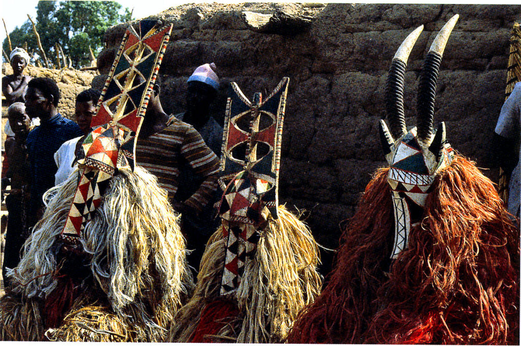 Les trois masques en fibre nwenka de Kwele Dwo: nwenkafuru, son enfant nwenkaño, nyãga l’hippotraque (Bobo – Burkina Faso)