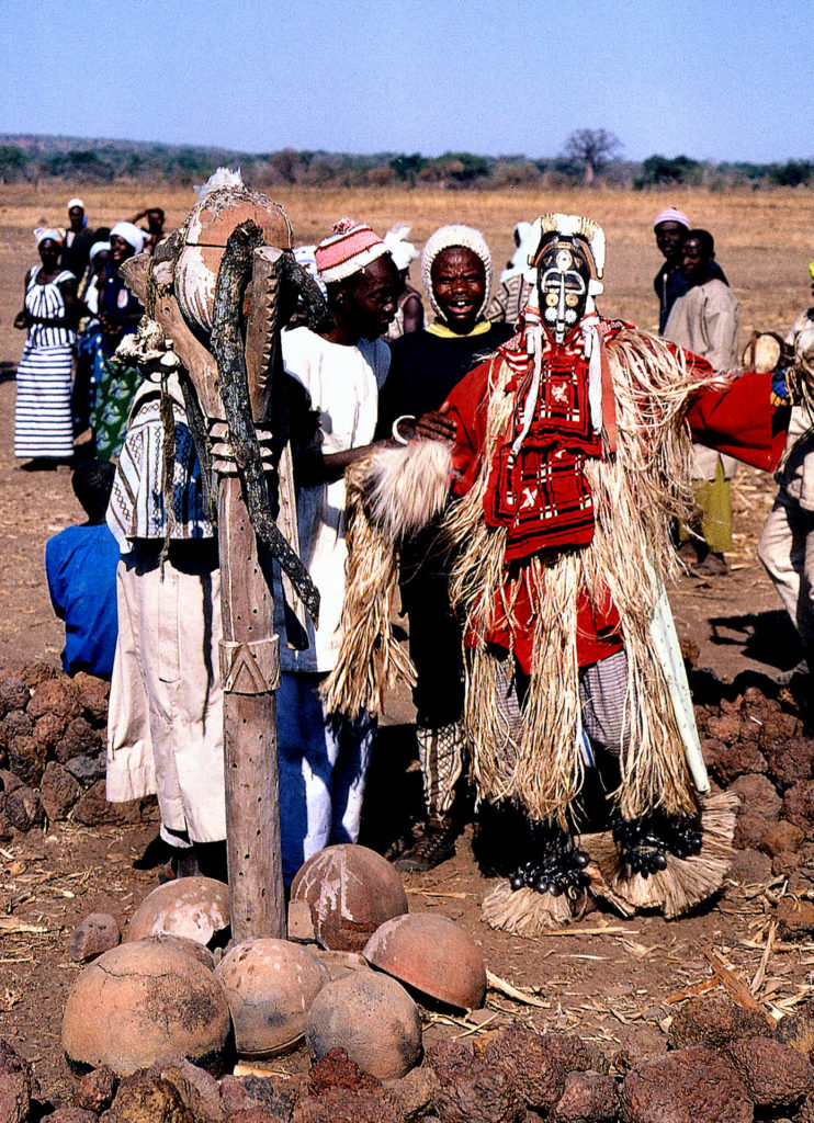 Masque sera digi noire saluant le mât autel tripode duba (Bobo – Burkina Faso)