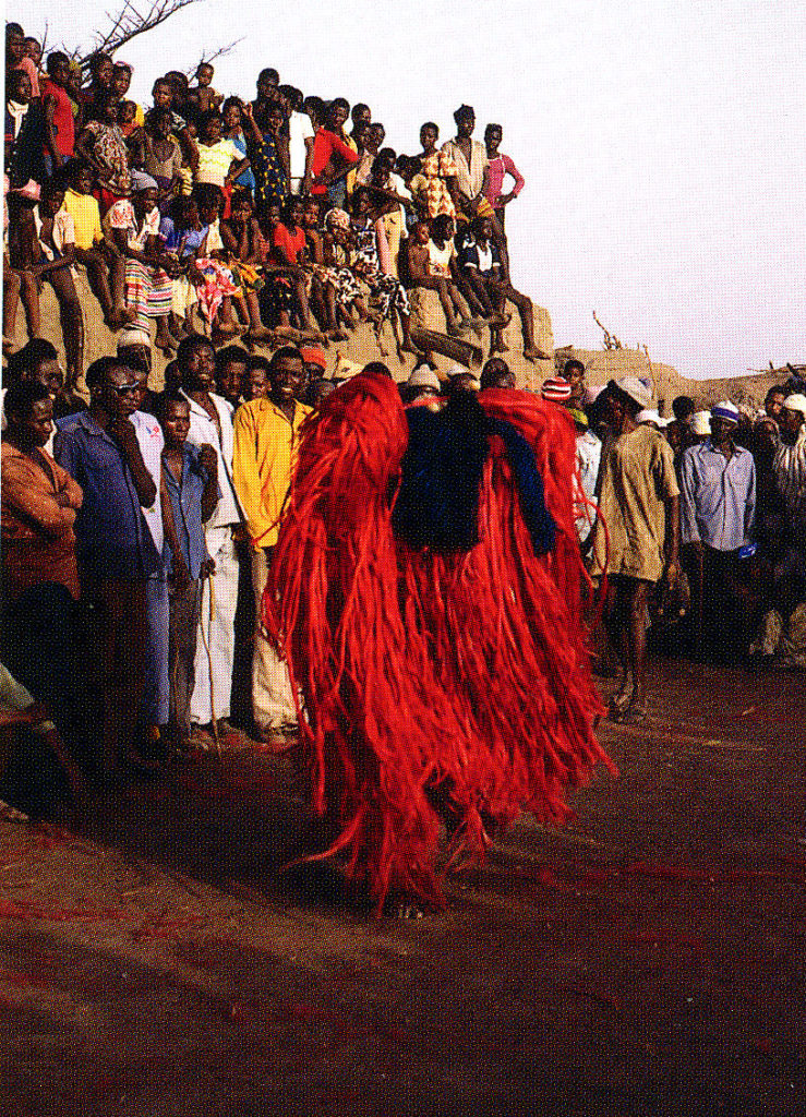 Masque Zanazya à cheveux bleus tunique rouge et crinière de cheval (Bobo – Burkina Faso)