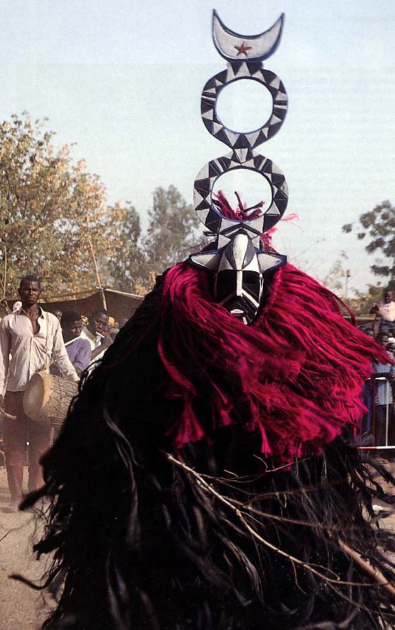 Masque de fibres au croissant lunaire clair (Bwa – Burkina Faso)