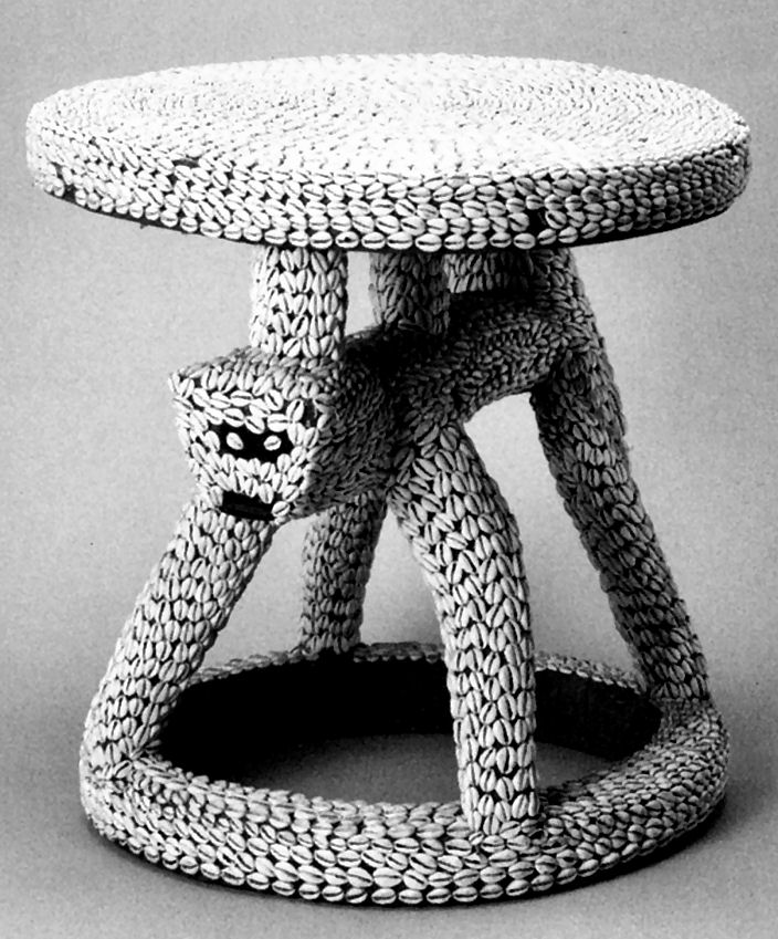 Tabouret royal à cariatide de panthère recouvert de cauris – Vers 1960