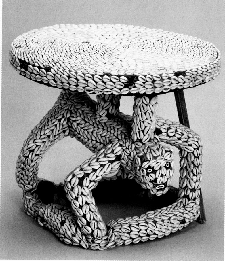 Tabouret royal à cariatide de panthère décoré de cauris – Entre 1925 et 1935