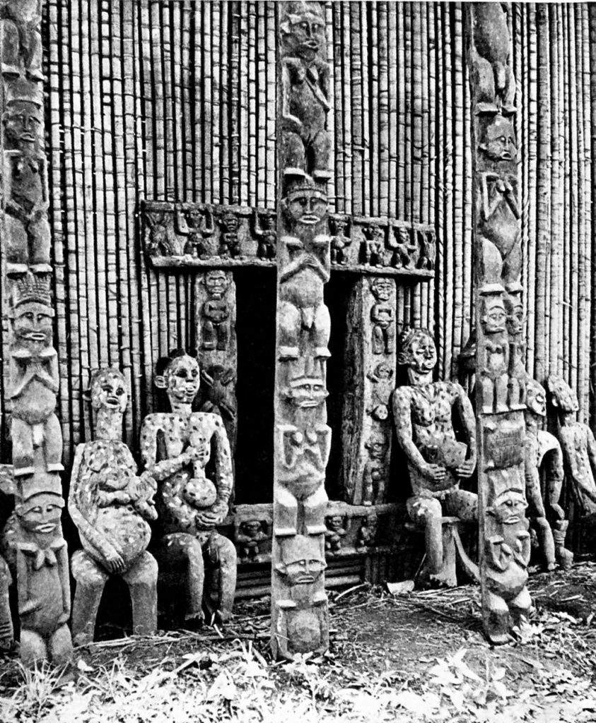 Statues d’ancêtres dans la chefferie de Bafussan