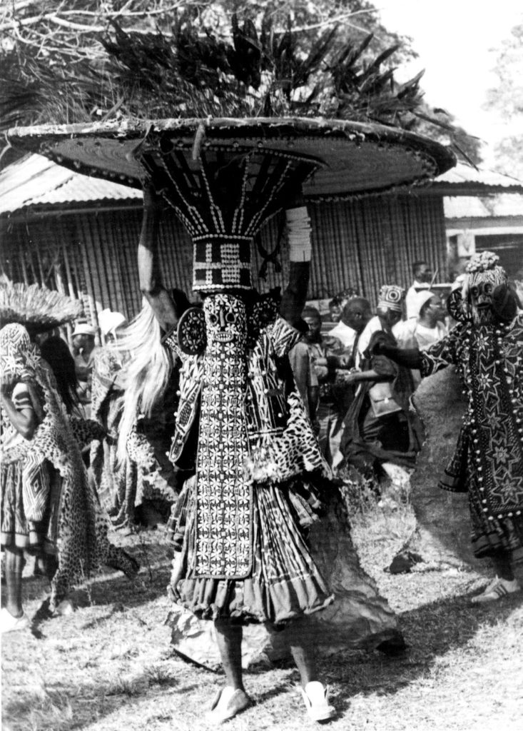 Coiffure royale mesah du fo de la société Kwo’si lors de la danse du tso  (Bamiléké – Cameroun)