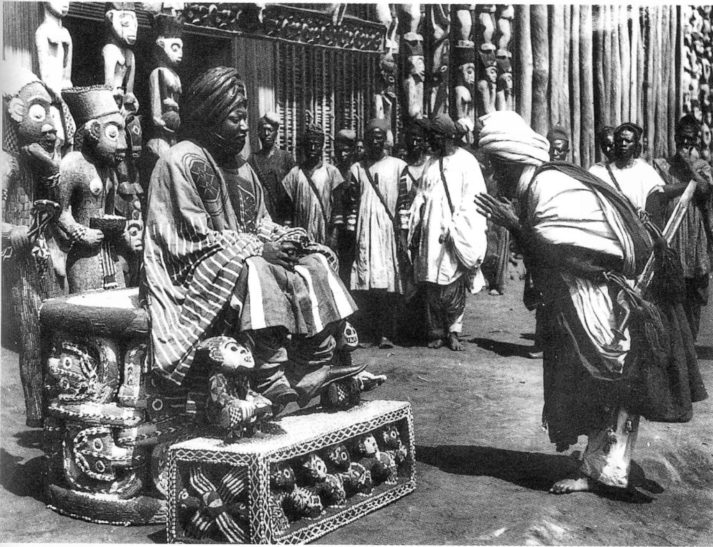 Roi Njoya donnant audience devant son palais  en 1912  (Bamoum – Cameroun)