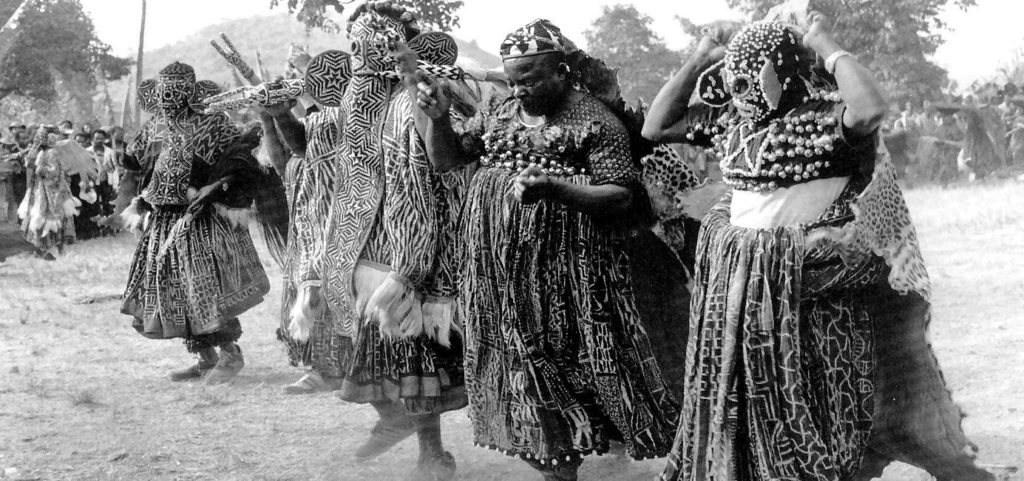 Danseurs de Tsode la société Kemjyeh, Bapa (Bamiléké – Cameroun)