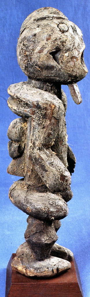 Statue d’ancêtre avec un enfant