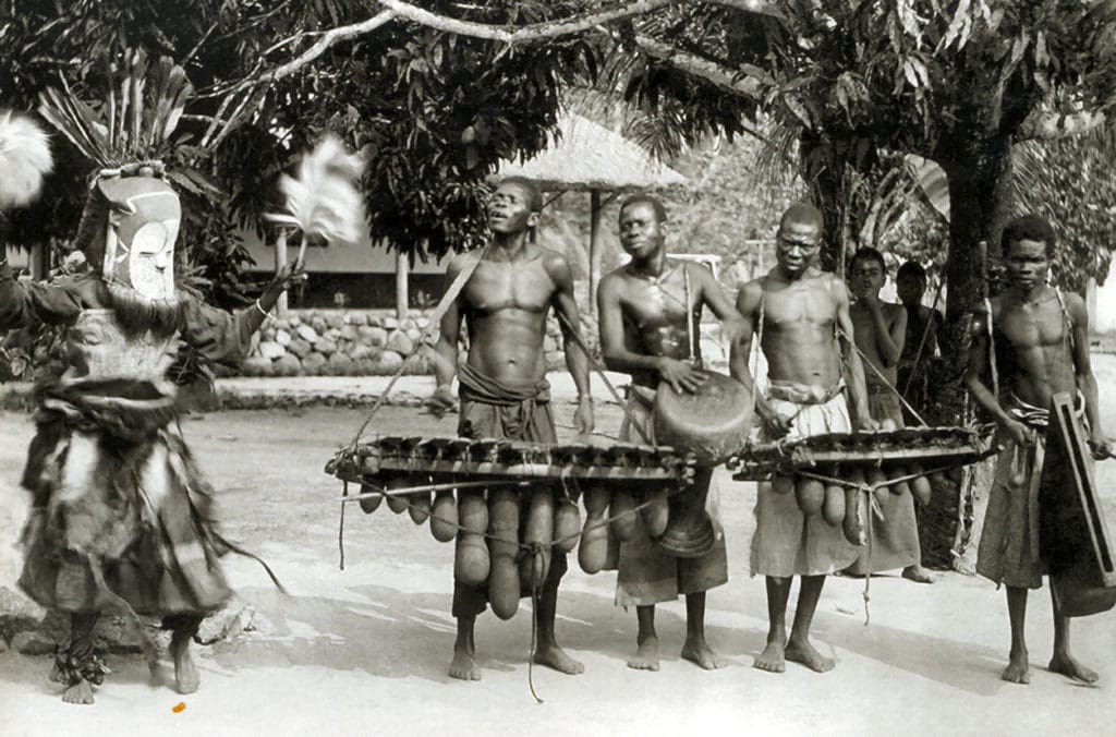 Musiciens et danseur avec un masque Inuba, Kuba (RDC).