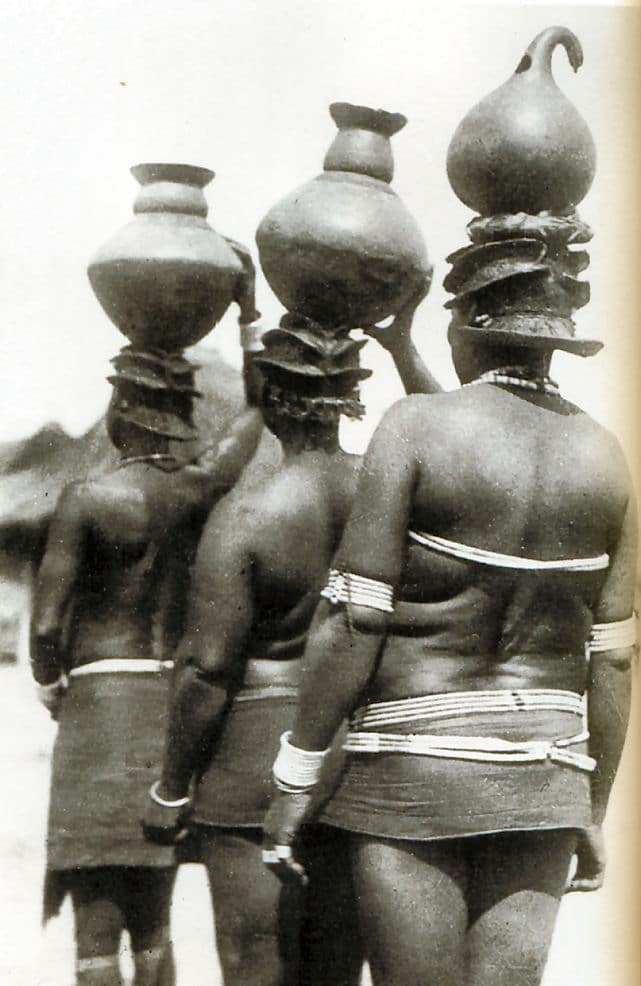 Femmes luba portant poteries et calebasses. RDC, vers 1930