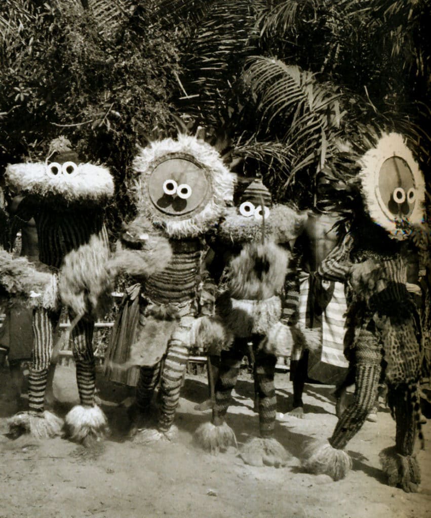 Groupe de danseurs Pendé portant des masques minganji.