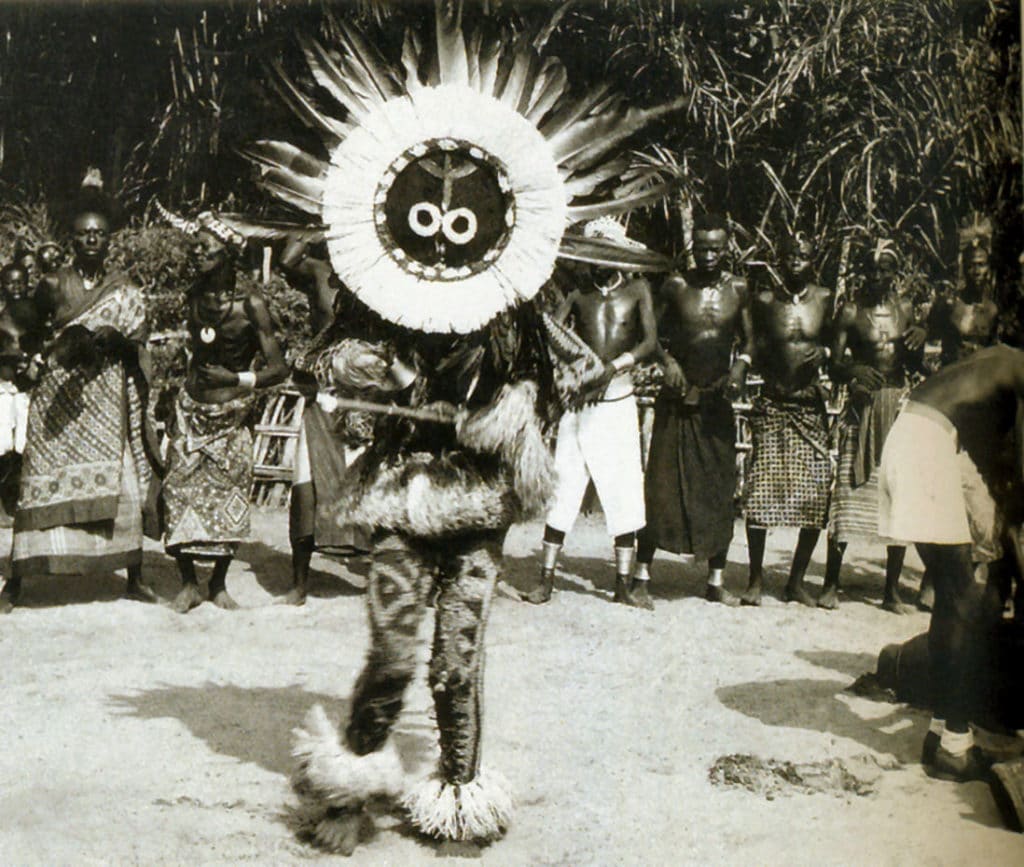 Masque pende Gitenga qui danse à Gungu (RDC).