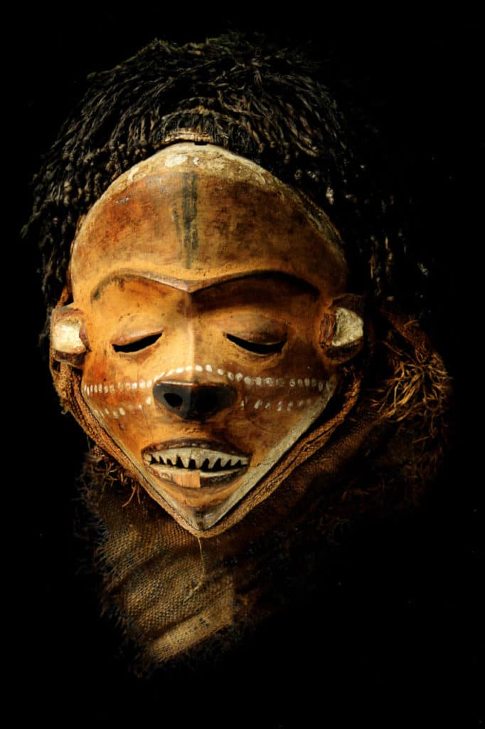 Masque de Nganga Ngombo Mukhetu (femme devin). Pende du Centre, RDC