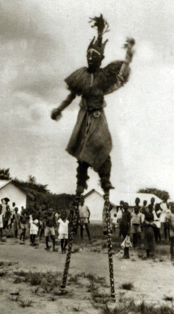 Masque sur échasses (5 m de haut) Kangonga. (Pendé – RDC)