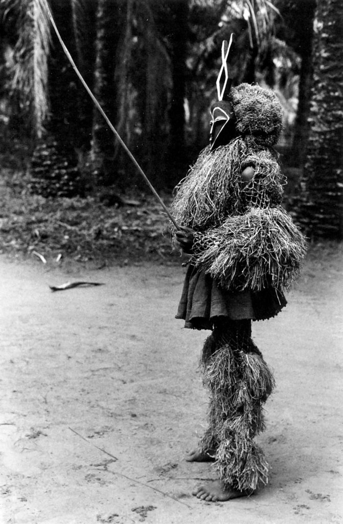 Le masque et le fouet sont les emblèmes de l’initiation des garçons (mukanda) – (Pendé – RDC)