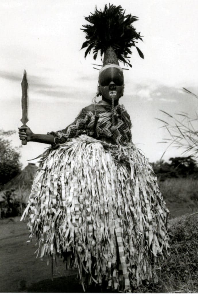 Porteur de masque SALAMPASU à Mukasa (RDC).