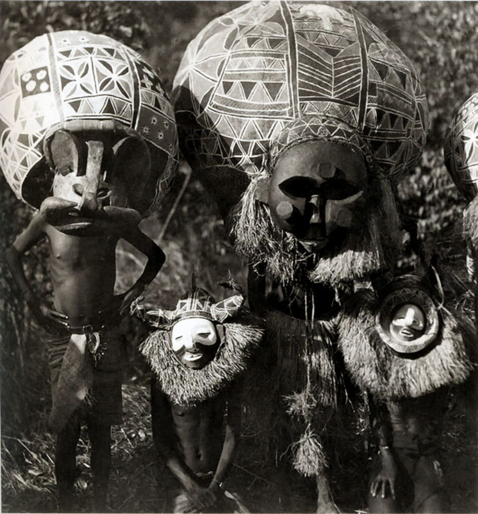 Danseurs masqués chez les Yaka.