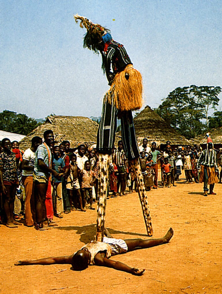 Masque à échasses Glé gben ou Nyon Kwuya (Dan – Côte d’Ivoire)