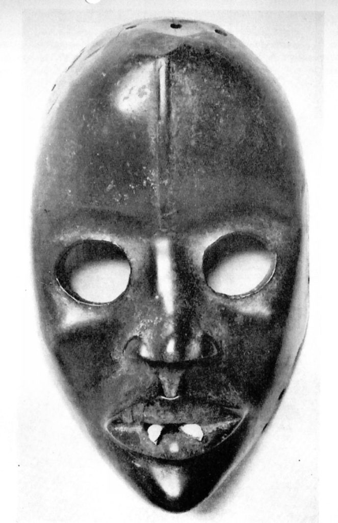 Masque trophée, des coureurs figurant le visage d’un jeune homme