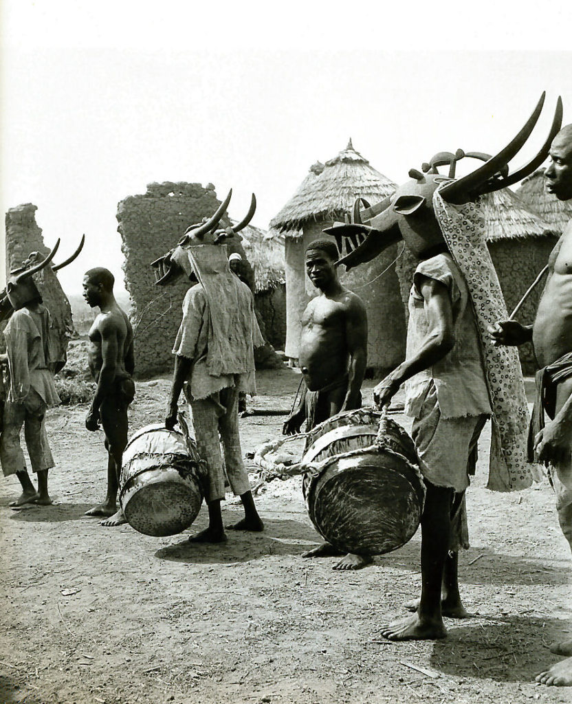 Procession d’une confrérie Poro à l’occasion des funérailles de l’un de ses membres vers 1950-52   (Sénoufo – Côte d’Ivoire)