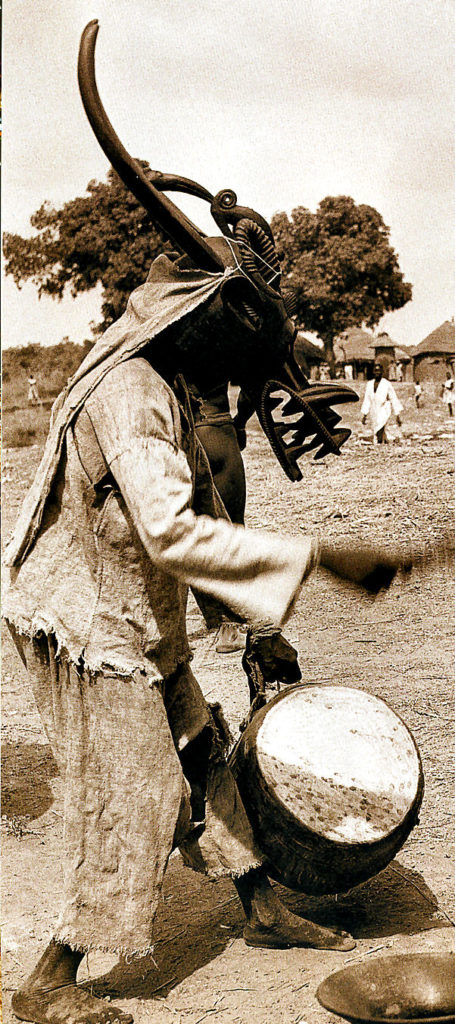 Masques heaumes Ponyugo au cours d’un rite funéraire ( Sénoufo – Côte d’Ivoire)