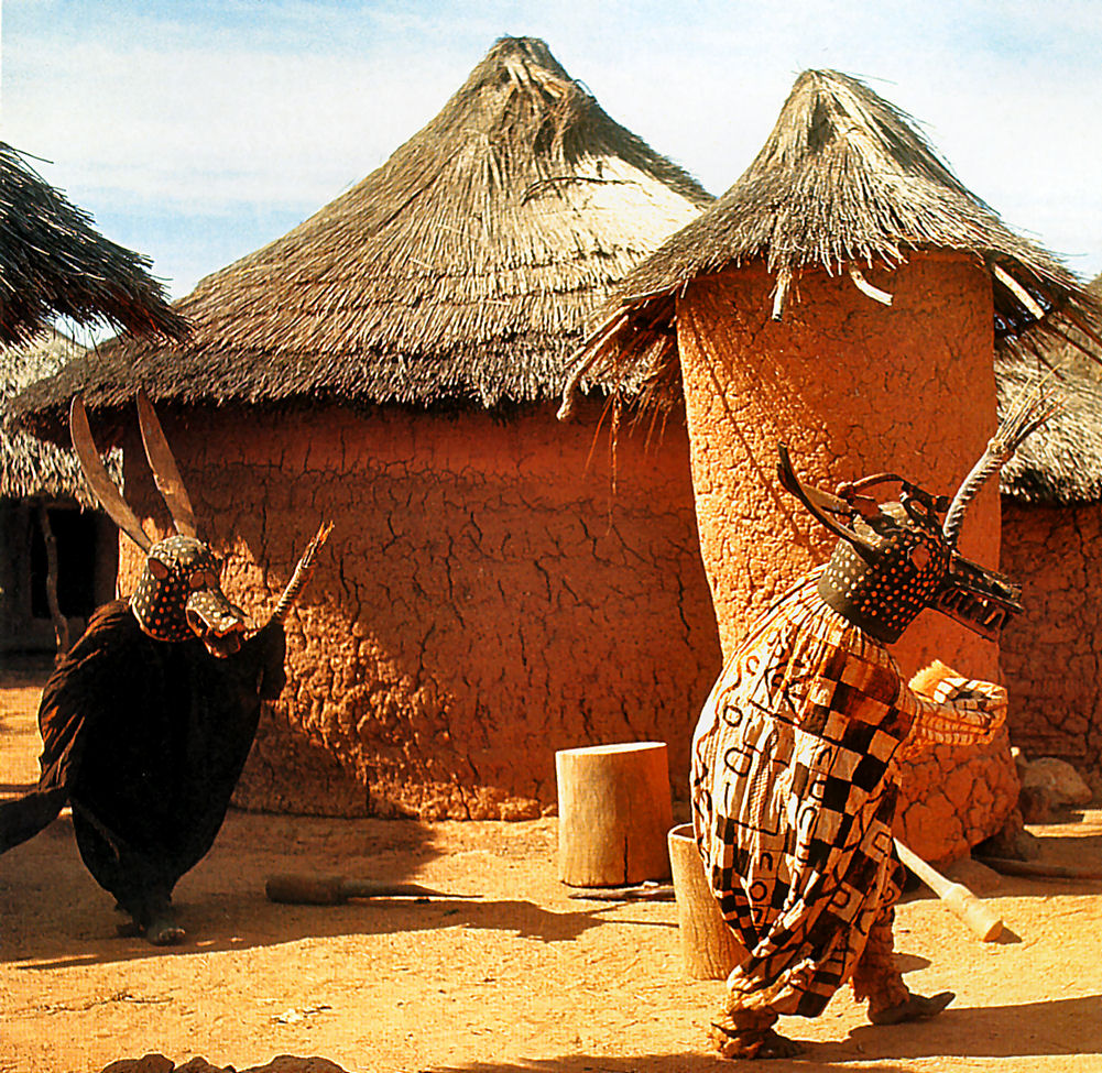 Masques heaumes Ponyugo au cours d’un rite funéraire ( Sénoufo – Côte d’Ivoire)