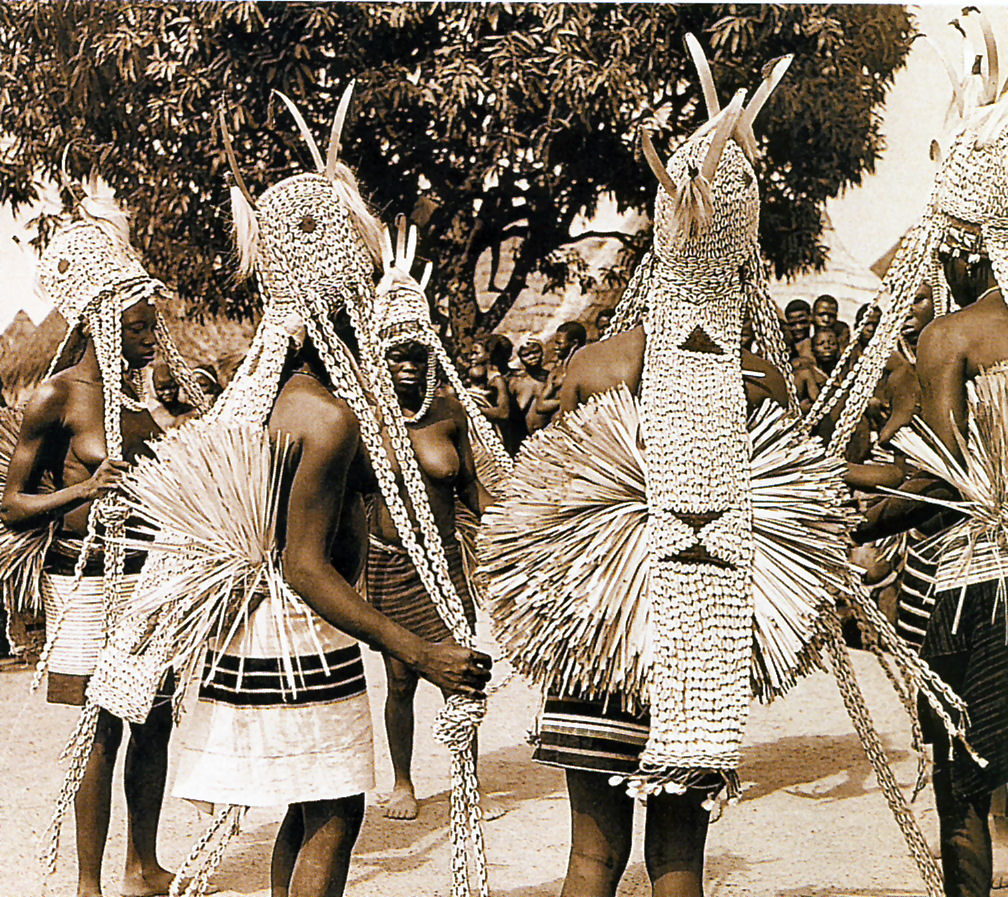 Danse Kafo de jeunes filles à la fin de l’initiation   (Sénoufo – Côte d’Ivoire)