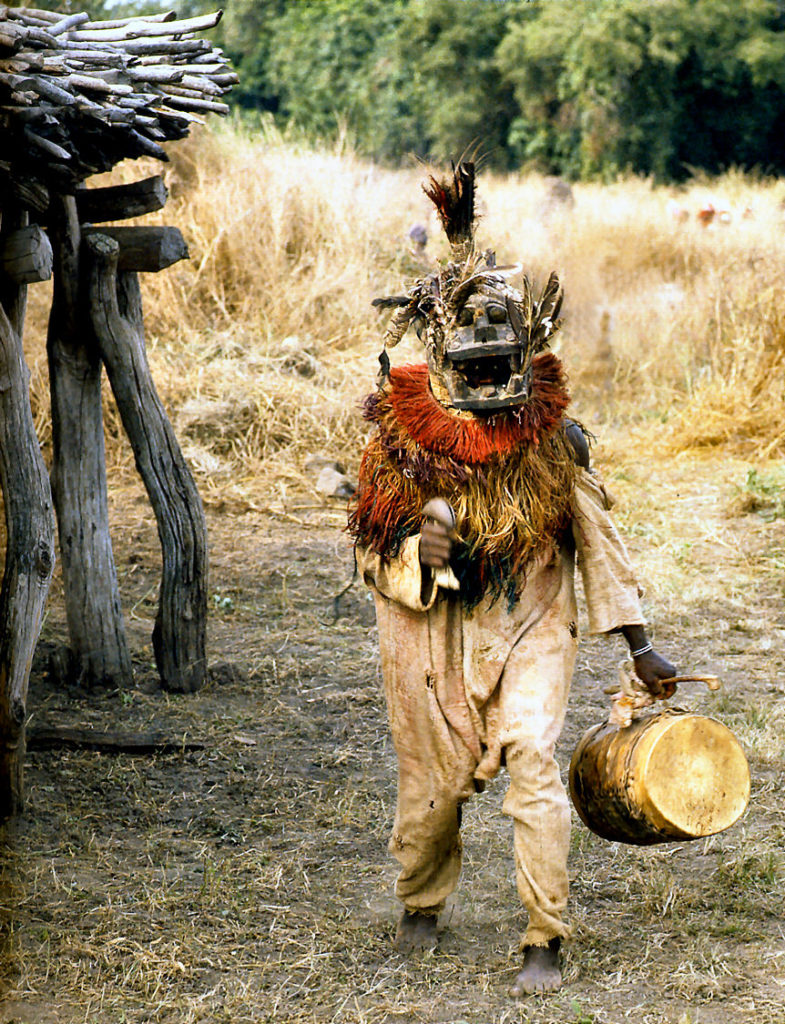 Créature masquée appelée Poro (Sénoufo – Côte d’Ivoire)