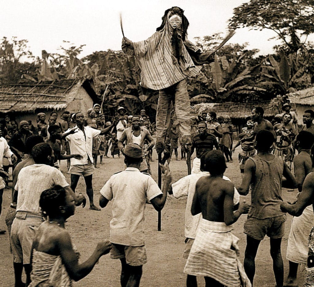 Masque blanc Mukuyi monté sur échasses (Njabi – Gabon)