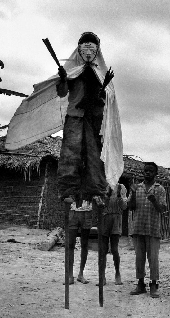 Danse sur échasse de l’okuyi