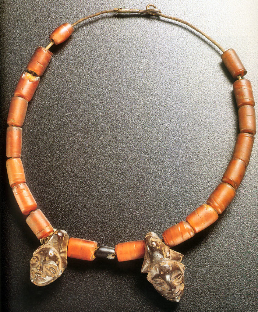 Collier à deux têtes