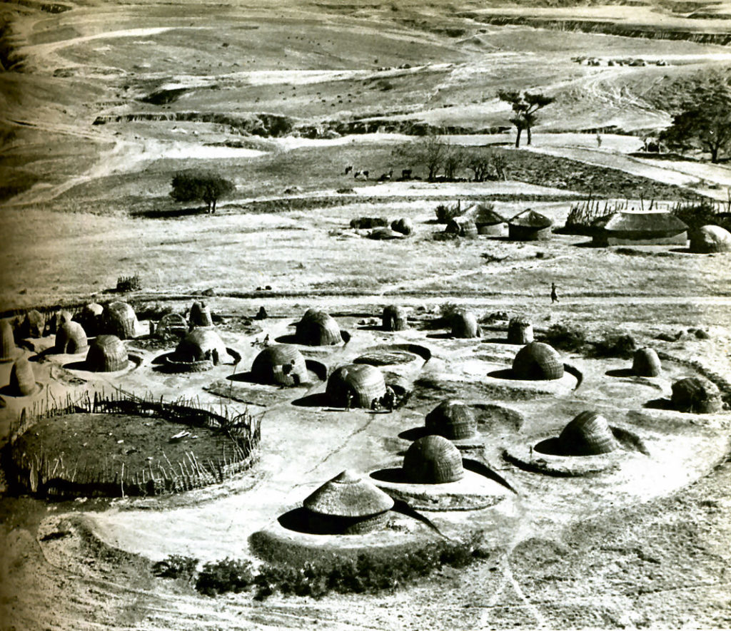 Village Zulu, Kraal avec son aire de bétails (Afrique du Sud),