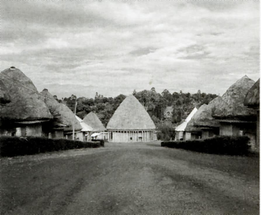 Entrée dans la résidence royale (Bandjoun – Cameroun)