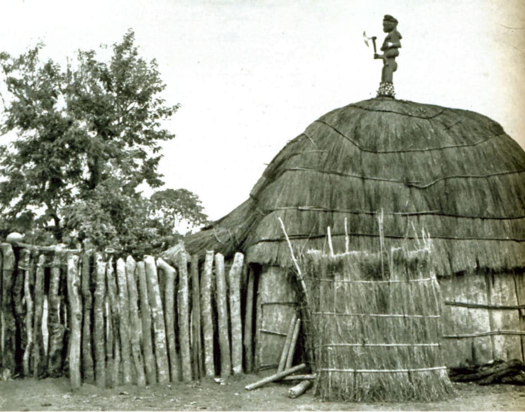 Case rituelle du chef Kombo Kiboto des Pendé orientaux