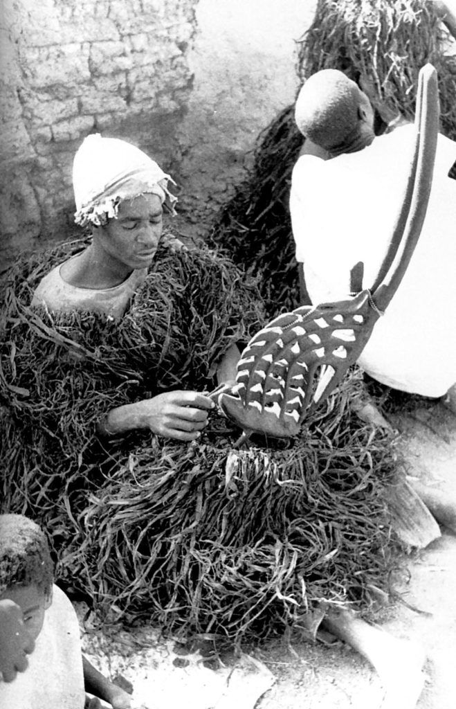 Le porteur du masque Ci-Wara s’habille (Bamana – Mali)