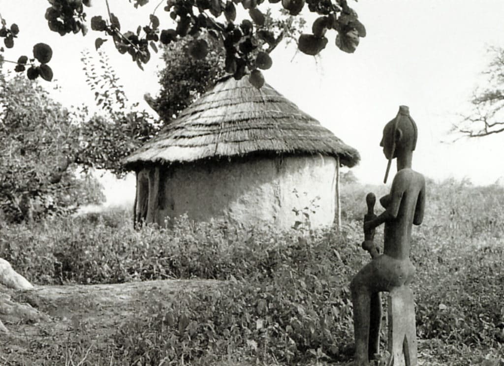 Statuette Jomooni et le sanctuaire Jara Bugu  où sont gardés les objets sacrés (Bamana – Mali)