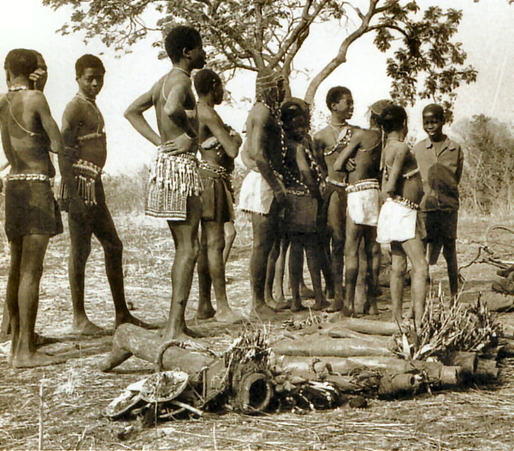 Initiés du Jo (Jodenw) portant un cache sexe (bla) et une ceinture de fèves (ngo) (Bamana – Mali)