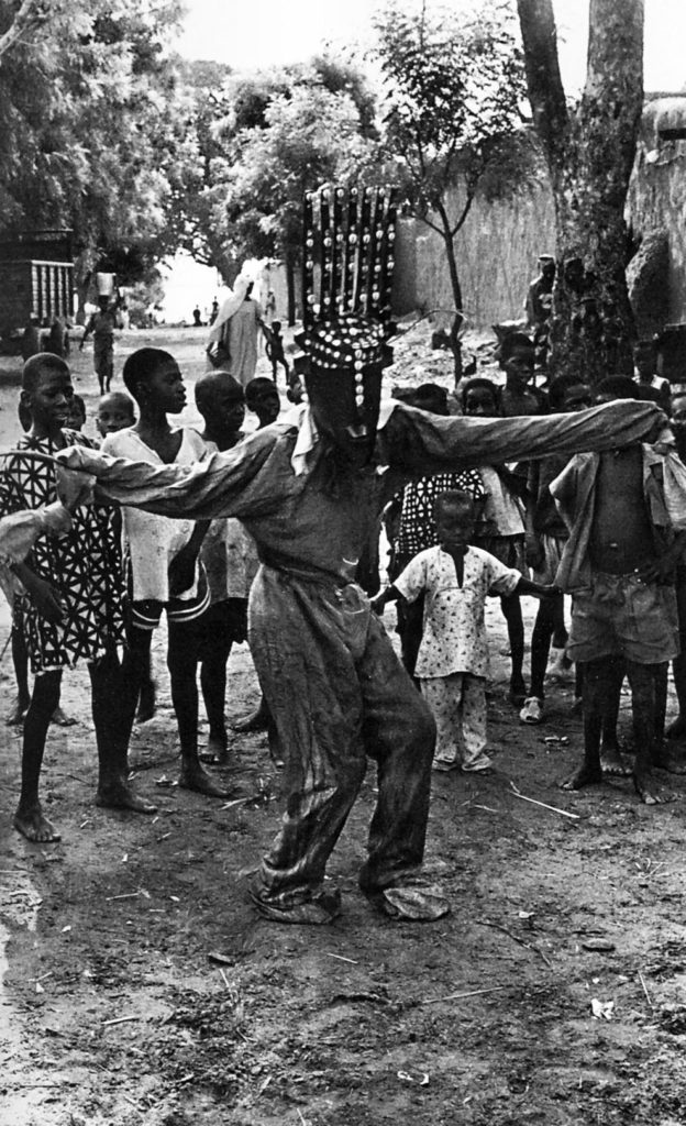 Danse du masque ntomo en prélude de la sortie des masques Sogow (Bamana – Mali)