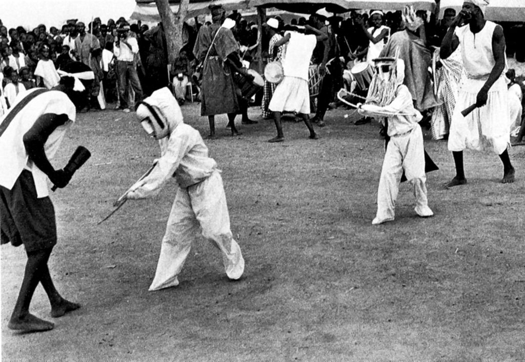 Sortie des Sogow, enfants masqués incarnant les génies de la brousse (Bamana – Mali)