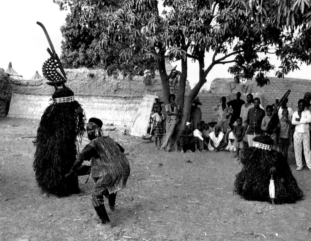 Danse du couple Tyiwara et d’un ancien porteur de masque (Bamana – Mali)