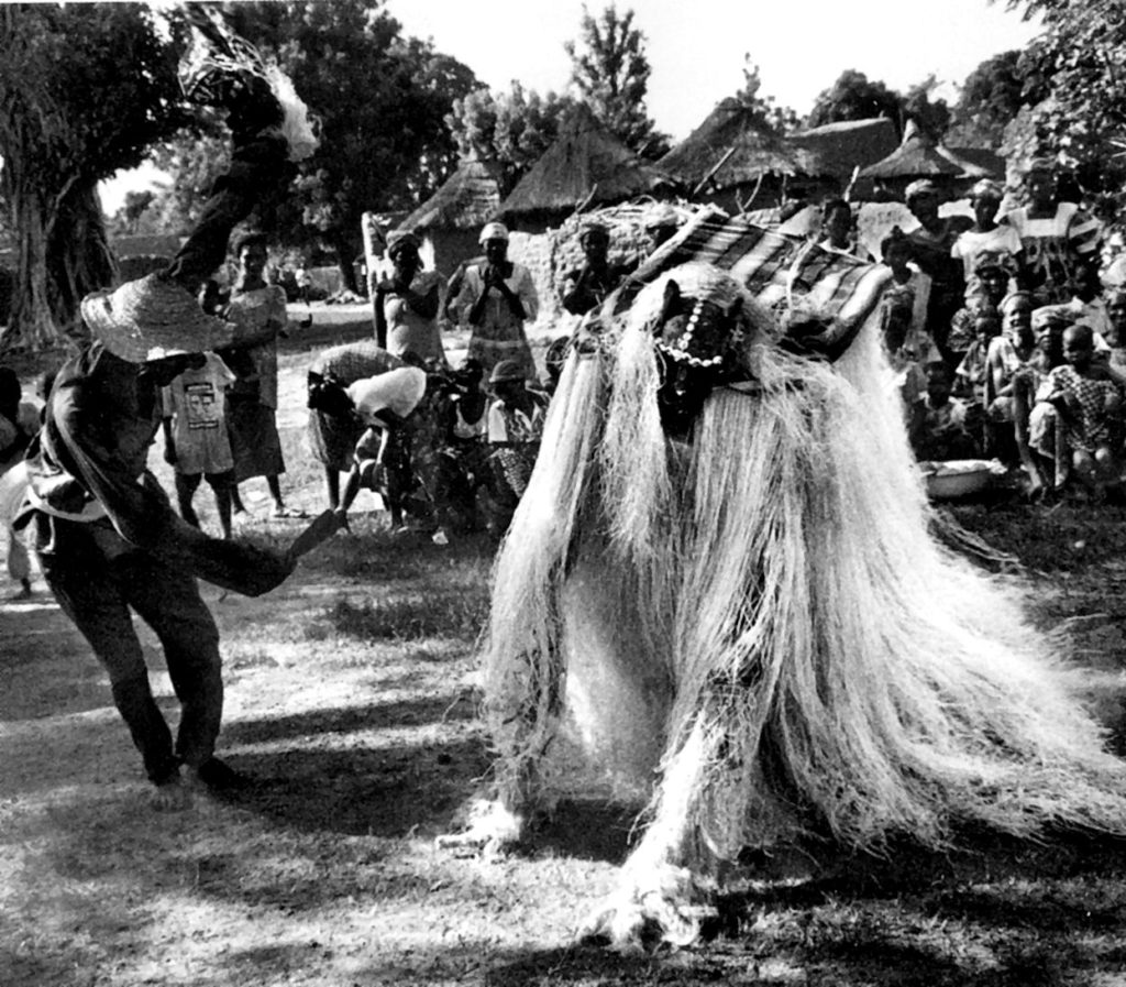 Sortie des sogow, masque sukuru (hyène) (Bamana – Mali)