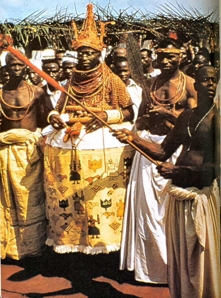 Le Roi Azenhua II assistant au festival annuel en l’honneur de ses ancêtres (Bénin – Nigéria)