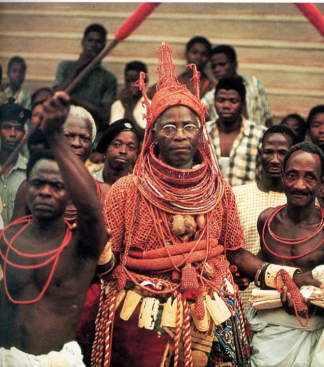 Akenzua II (1933-1978) avec une parure de corail (Bénin – Nigéria)