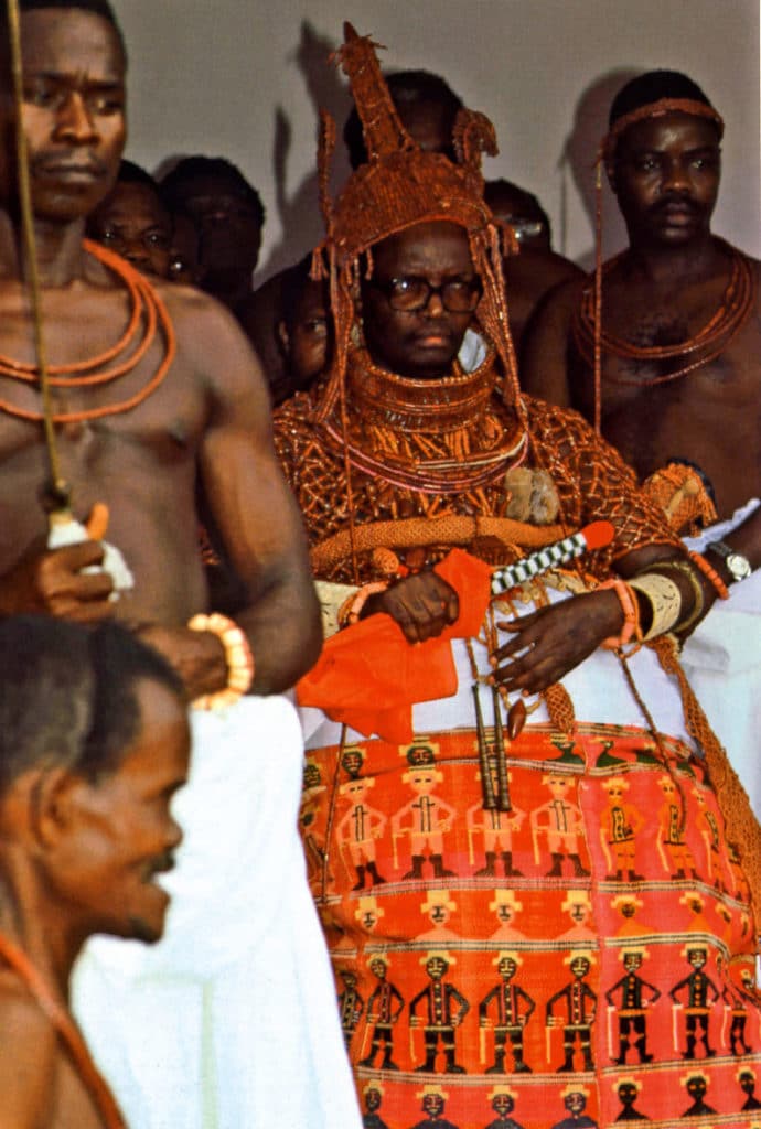 L’oba Erediauwa drapé dans une jupe traditionnellle 1985  (Bénin – Nigéria)