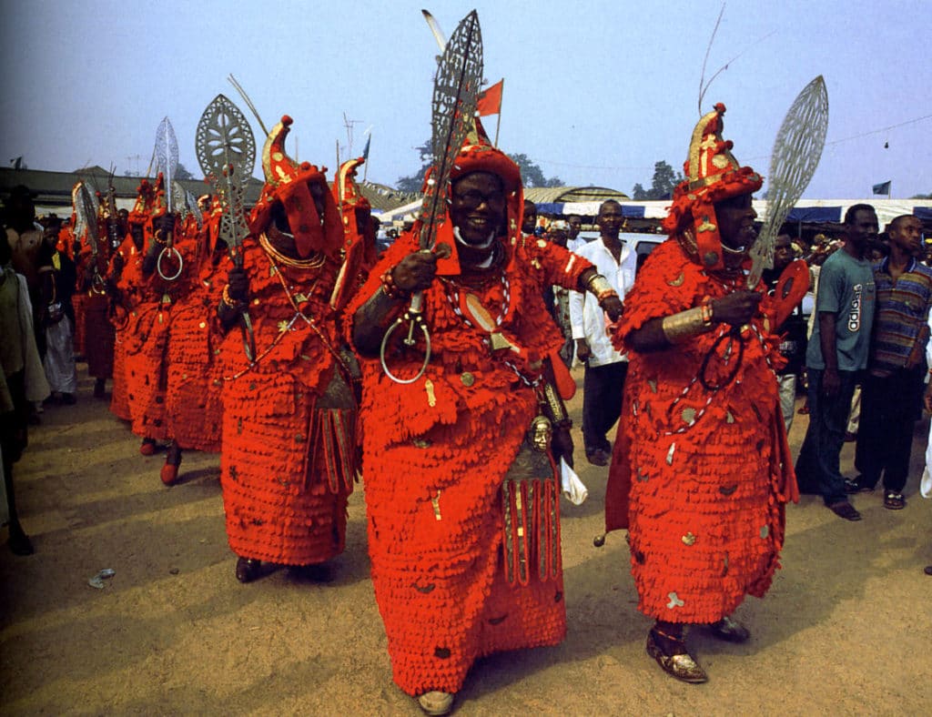 Les chefs titrés de ville et du palais levant leur épée en l’honneur de l’Oba durant la fête d’Igue 1997 (Bénin – Nigéria)