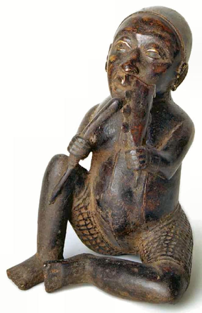 Sitzende Figur mit Glocke. Ife-Tada-Stil, Nigeria. Um 1650.