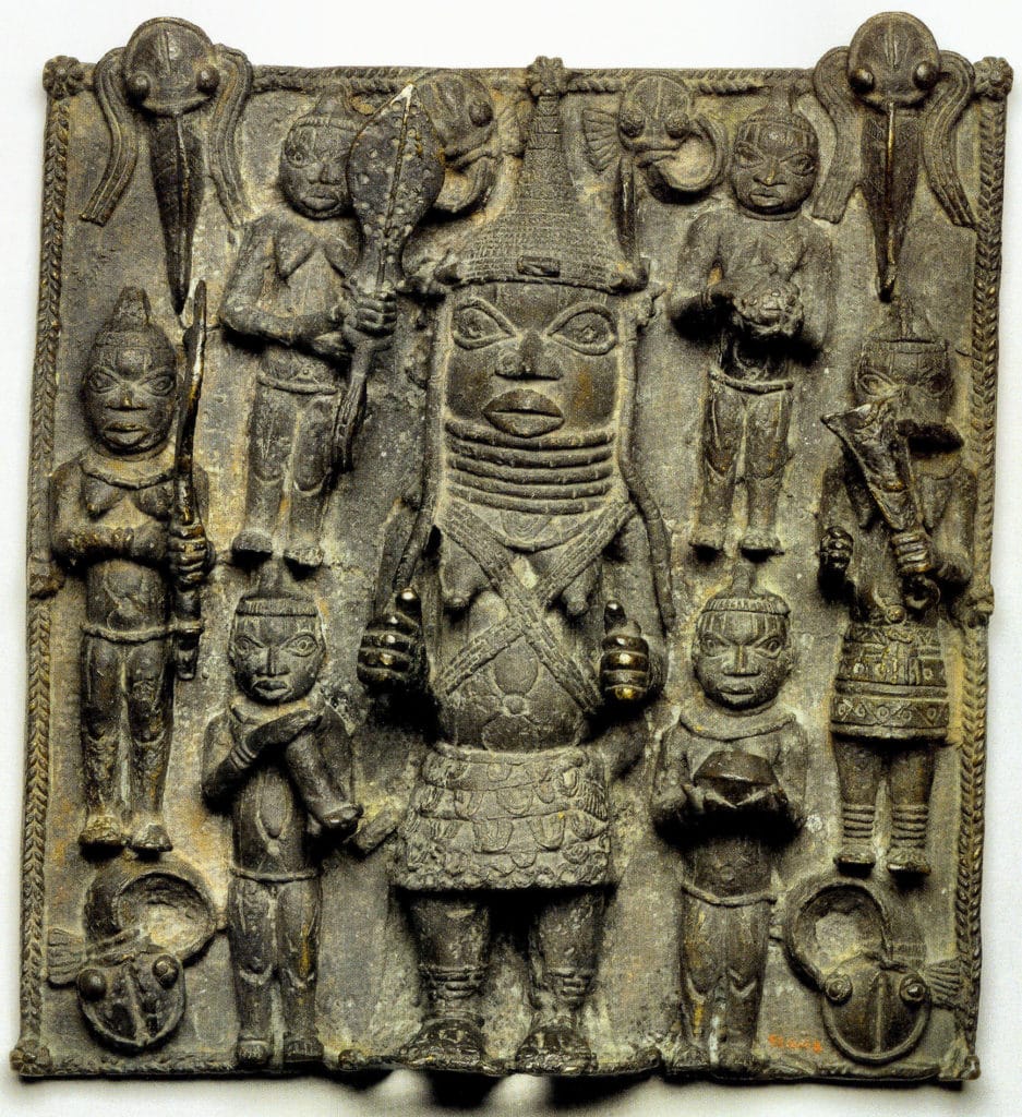 Plaque: l’Iyoba entourée de servantes Bénin City, Nigeria, moitié du XXe siècle