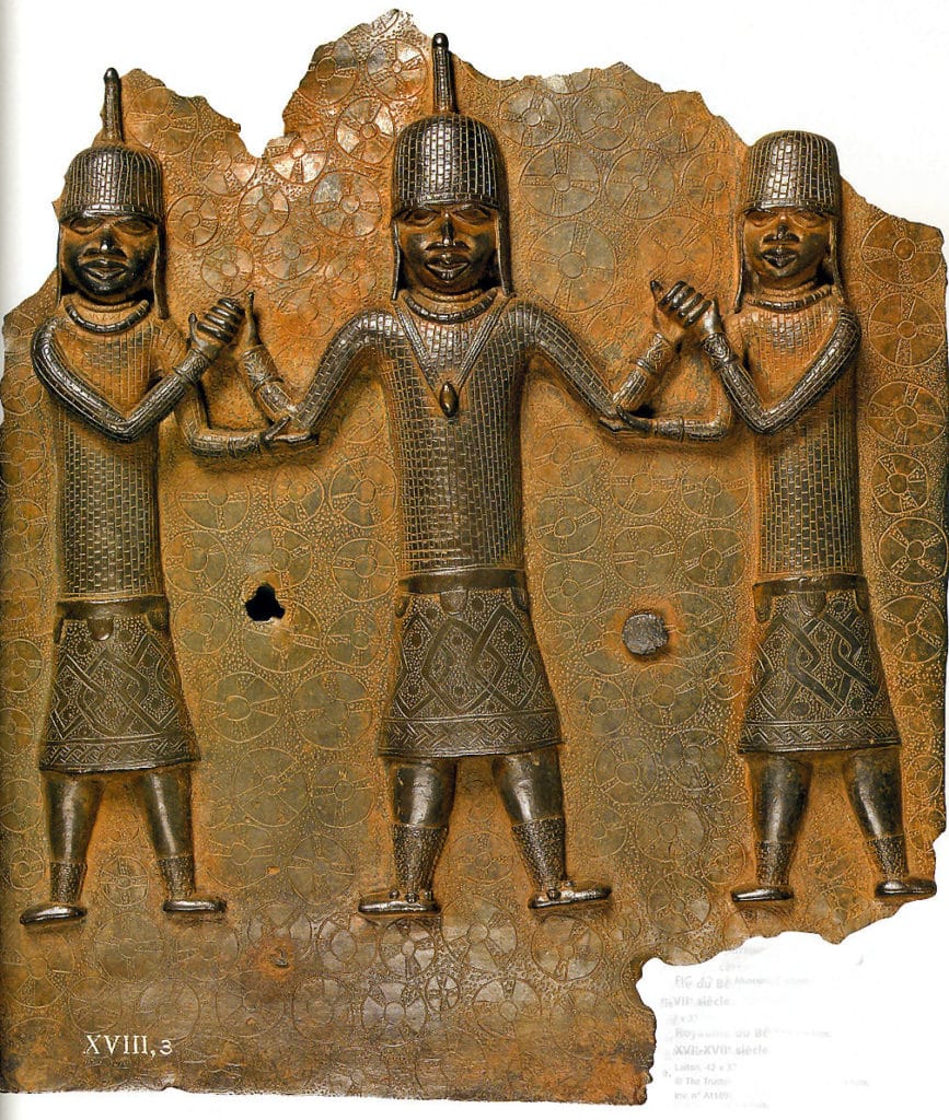 Bas relief représentant un Oba avec deux partisans du 16e – 17e