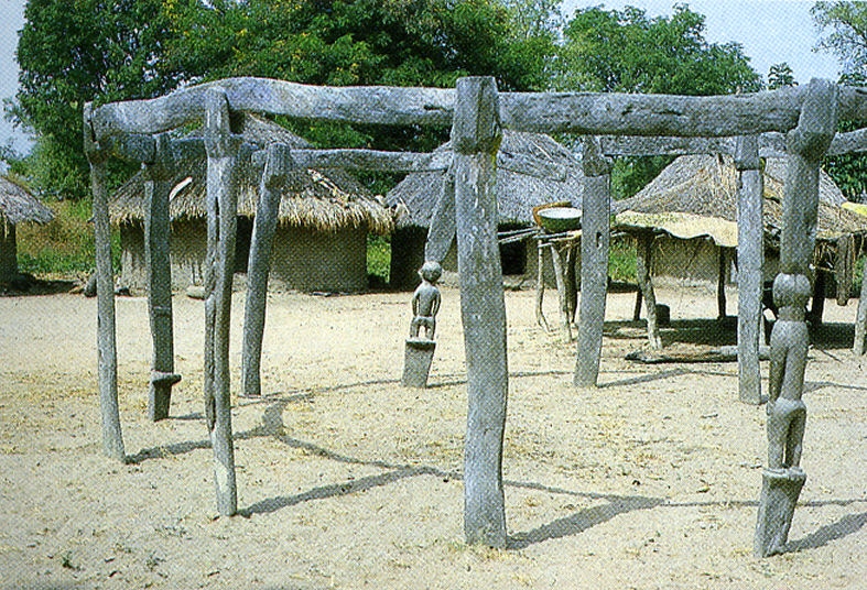 Statue de la case de réception du village de Guda Kaseya