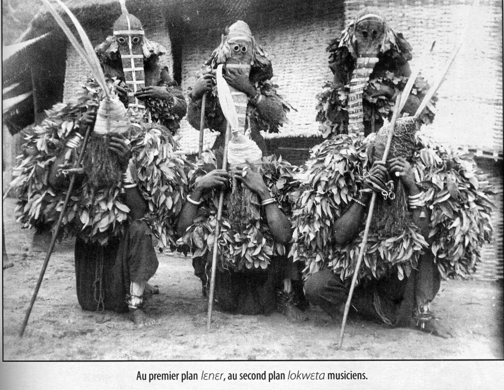 Au premier plan Masques lener derrière Lokweta musiciens (Bassari – Sénégal)